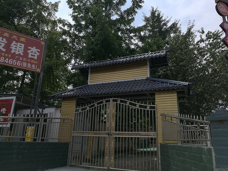郫縣友愛鎮(zhèn)銀杏莊園農(nóng)家樂樹脂瓦門頭
